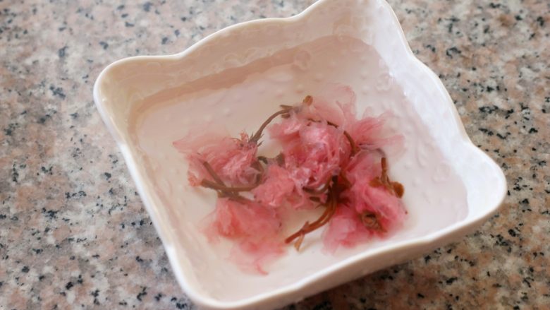 抹茶樱花小蛋糕,<a style='color:red;display:inline-block;' href='/shicai/ 45458'>盐渍樱花</a>提前浸泡，<a style='color:red;display:inline-block;' href='/shicai/ 887'>黄油</a>隔水融化放凉备用。