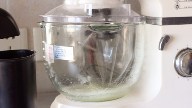 抹茶樱花小蛋糕,蛋白中加入一克的盐，用打蛋器打发。