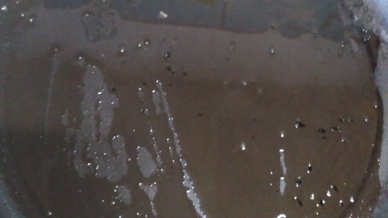 香(生)煎鸡翅,平底不粘锅放少无油,一定是少,鸡翅在煎的过程中会出油