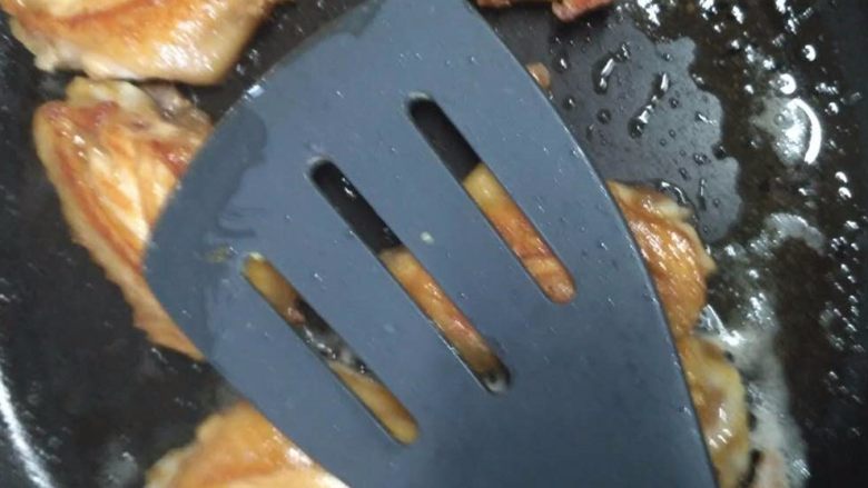 香(生)煎鸡翅,随时用铲子压一压,挤出更多的油,吃起来更加不油腻