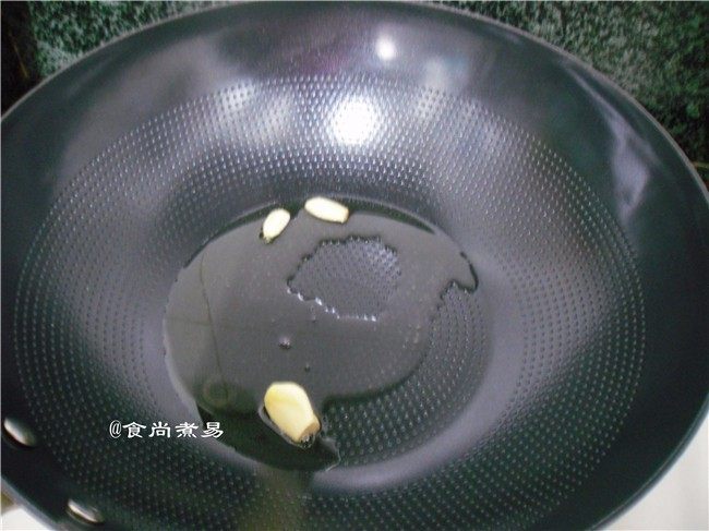 黑椒排骨杂菜锅,热锅,倒油,下蒜片爆香