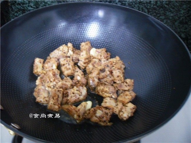 黑椒排骨杂菜锅,倒入排骨煸炒片刻,炒至焦黄出香味