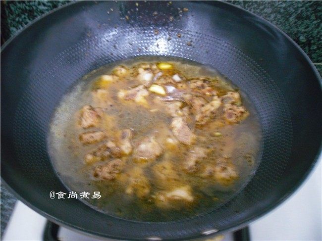 黑椒排骨杂菜锅,加上适量清水,遮上锅盖,焖煮20分钟