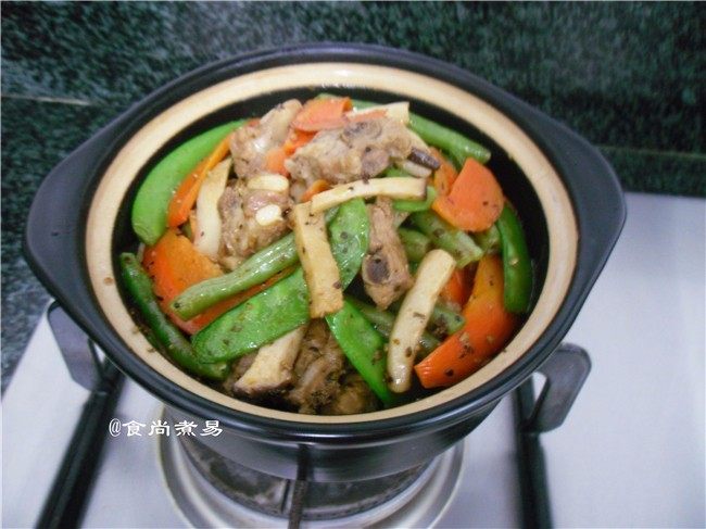 黑椒排骨杂菜锅,盛入砂锅中,在炉火上煮5—8分钟即可原煲端上餐桌