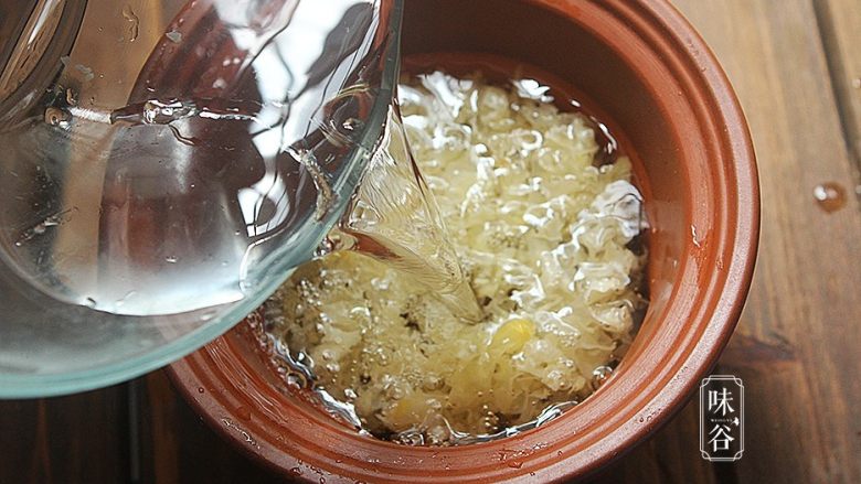 木瓜红枣银耳羹,加入适量冷水,盖好盖子,炖1个半~2小时。压力锅的大火煮开小火炖煮50分钟。