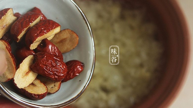 木瓜红枣银耳羹,打开炖锅,放进红枣;
