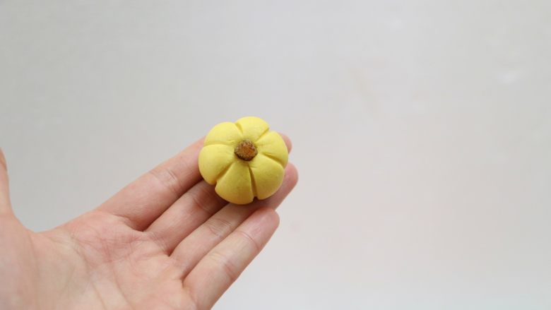 南瓜豆沙汤圆,喜欢纹路的,还可以用一根牙签在面团上压出南瓜的纹路