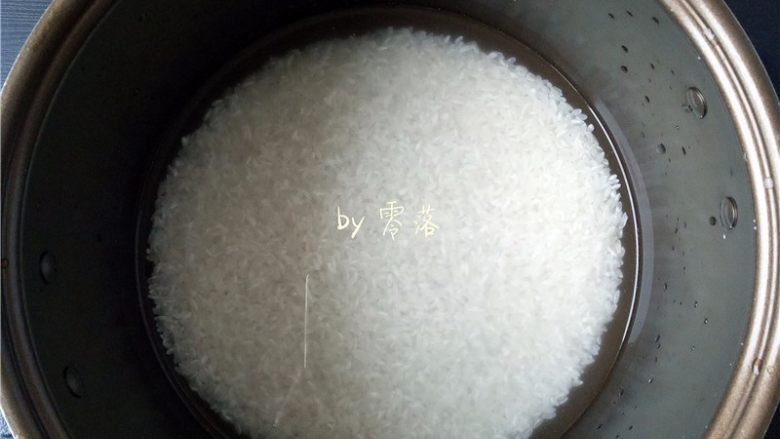 香菇烧肉便当,<a style='color:red;display:inline-block;' href='/shicai/ 492'>大米</a>淘洗干净,放入电饭煲内胆,倒入适量清水;具体水量需按平时个人喜好的口感调整;