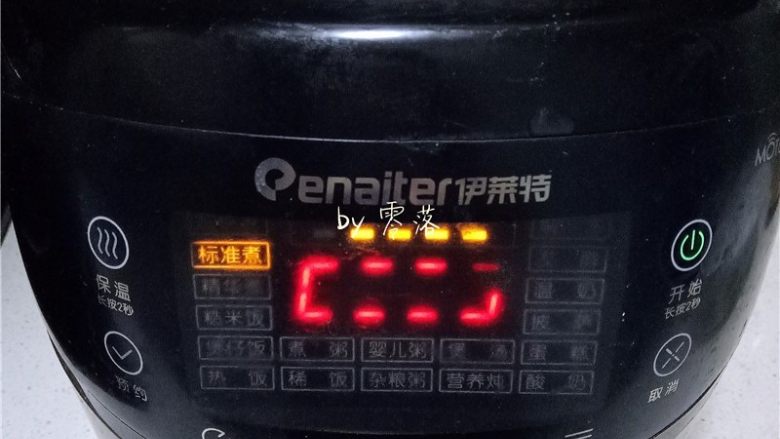 香菇烧肉便当,接通电源,选择“标准煮”功能;