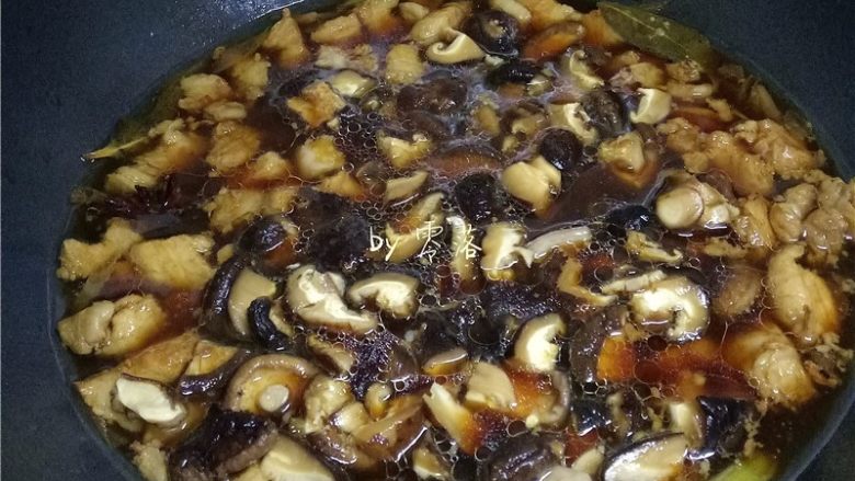 香菇烧肉便当,放入香菇翻炒,再倒入浸泡过香菇的香菇水;水量需淹没过食材;