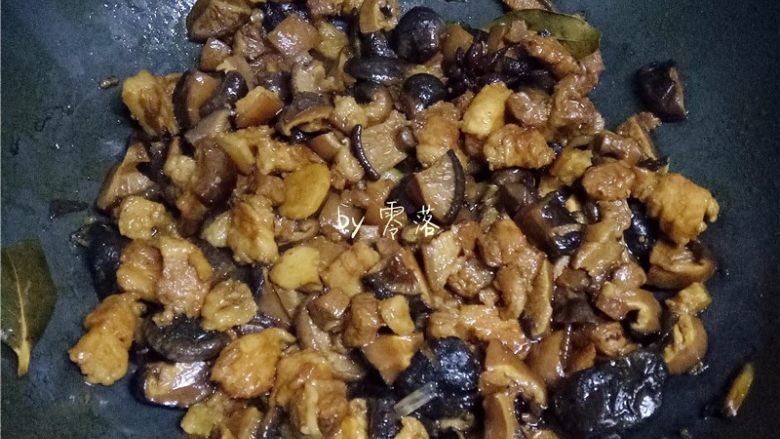 香菇烧肉便当,上盖,大火烧开转中小火炖至食材熟烂,调入适量盐翻炒均匀;