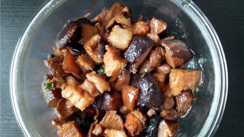 香菇烧肉便当,将香菇烧肉倒入饭盒;