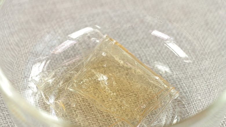 天空鸡尾酒果冻,将吉利丁片分两份,一份5g,一份2g,分别泡冷水软化后捞起。