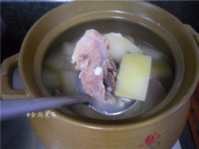 祛湿消肿瘦身的冬瓜薏仁汤,搅拌均匀即可舀起食用