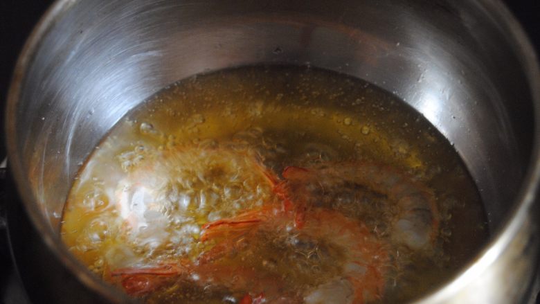 鲜虾沙拉饭团,准备好适量的油,烧至冒热气后放入虾仁炸,变红弯曲即可
