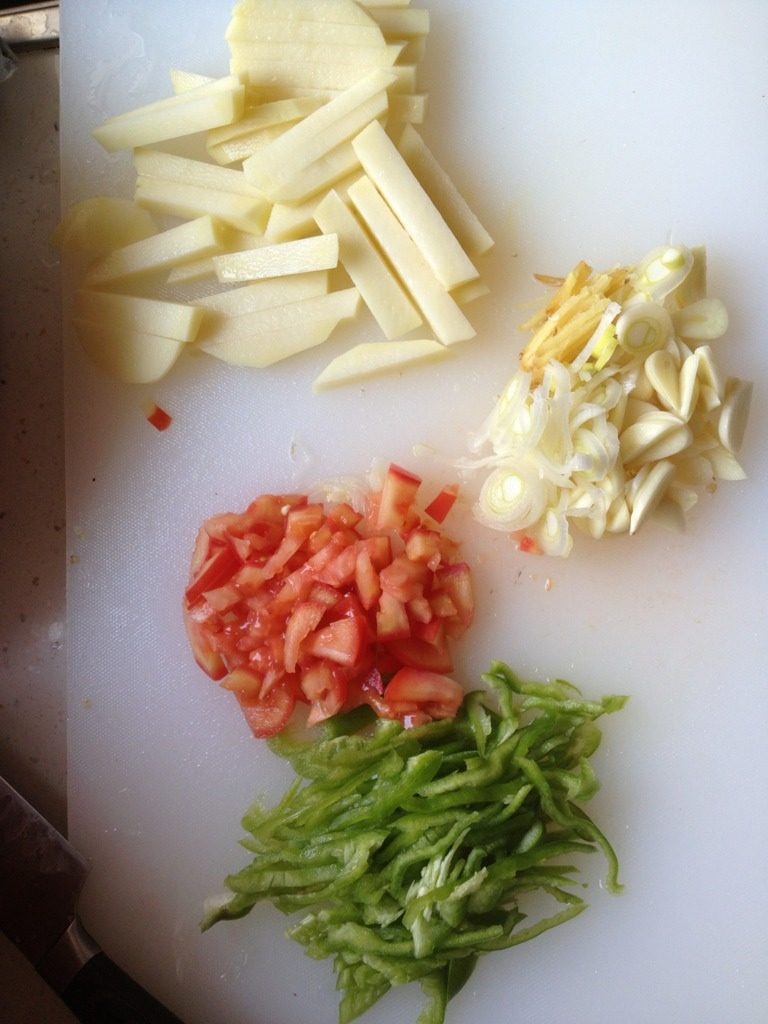 豆角焖面,如图备料：<a style='color:red;display:inline-block;' href='/shicai/ 61'>青椒</a>切丝，<a style='color:red;display:inline-block;' href='/shicai/ 23'>土豆</a>切大一点的条，<a style='color:red;display:inline-block;' href='/shicai/ 3551'>西红柿</a>切小块，葱姜蒜切碎。