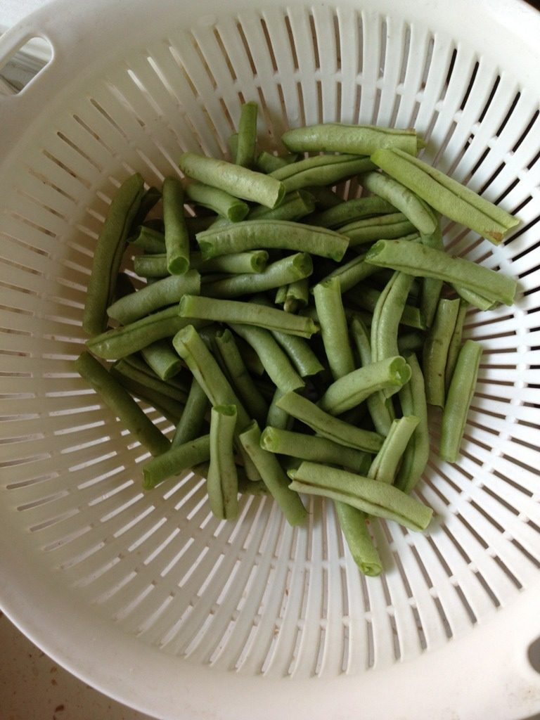 豆角焖面,如图<a style='color:red;display:inline-block;' href='/shicai/ 3639'>豆角</a>洗净掰成小段