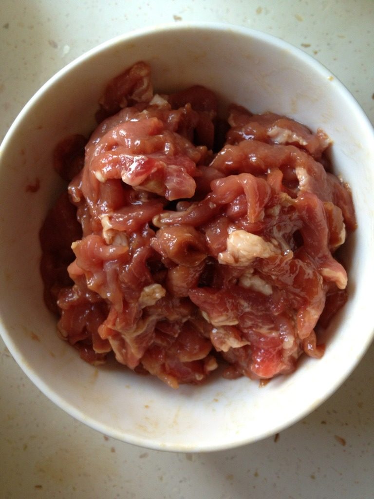 豆角焖面,如图<a style='color:red;display:inline-block;' href='/shicai/ 414'>猪肉</a>切丝，用酱油，料酒，淀粉抓匀腌一会