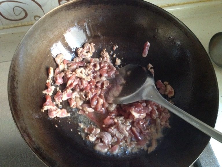 豆角焖面,如图肉丝先下锅炒到9分熟，盛起来备用