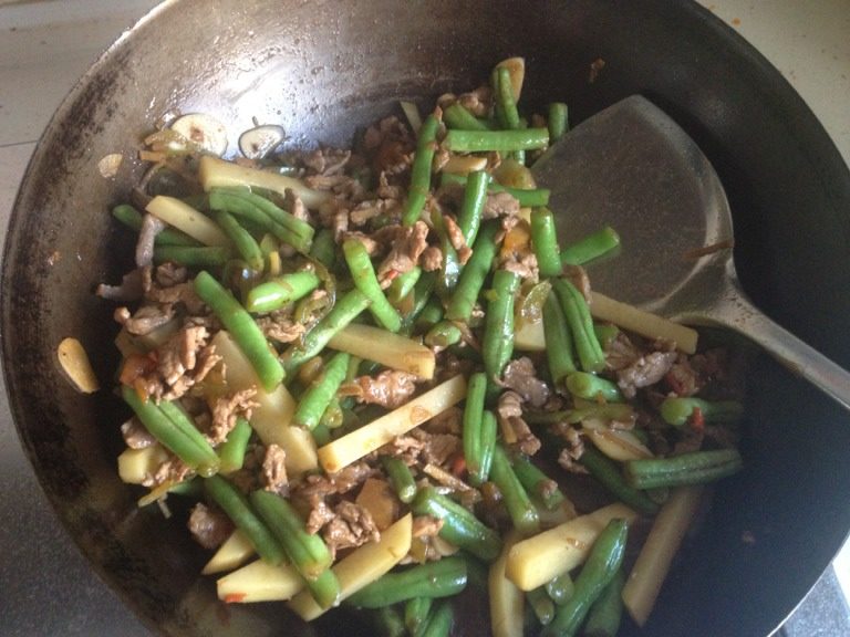 豆角焖面,如图然后锅内倒油，把葱姜蒜炒香，再把青椒炒一下，然后放豆角，多炒一会，差不多炒熟了再放土豆进去翻炒一会，放入酱油，盐，蚝油调味，不用放太咸，正常炒菜的咸味就可以了。