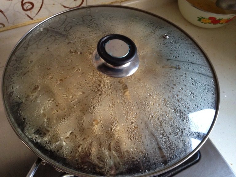 豆角焖面,如图菜炒好后盛起来，把锅洗干净，锅底垫几大片白菜叶，这是避免锅底糊的办法。然后把炒好的菜铺在白菜叶上，再把鲜面条均匀铺在最上面。准备一小碗开水，倒点酱油和一点点鸡精调匀，浇在面上一圈，这时候可以看到汤汁刚好没过炒菜，水不要太多不能浸到面条。