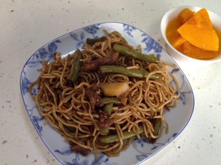 豆角焖面,如图盖上锅盖小火慢慢焖半小时，汤汁差不多收干了面条熟了就可以关火了，趁热把面和菜拌匀，就完成了！吃的时候配点辣椒酱，凉拌菜，南瓜汤，完美！