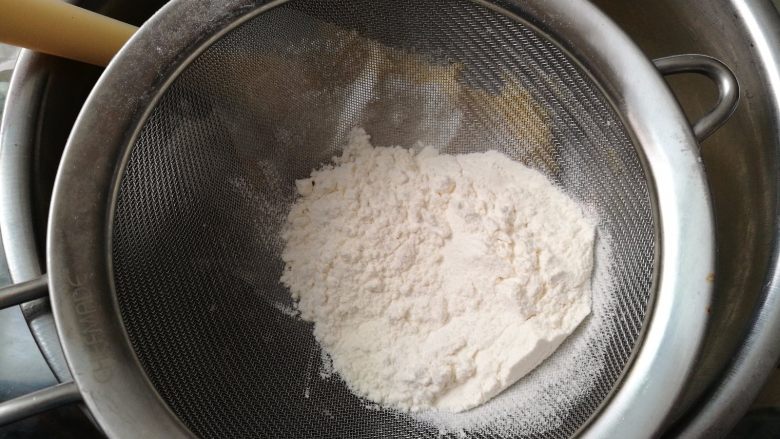 樱花泡芙,2.加入过筛的低筋粉,用刮刀混合均匀