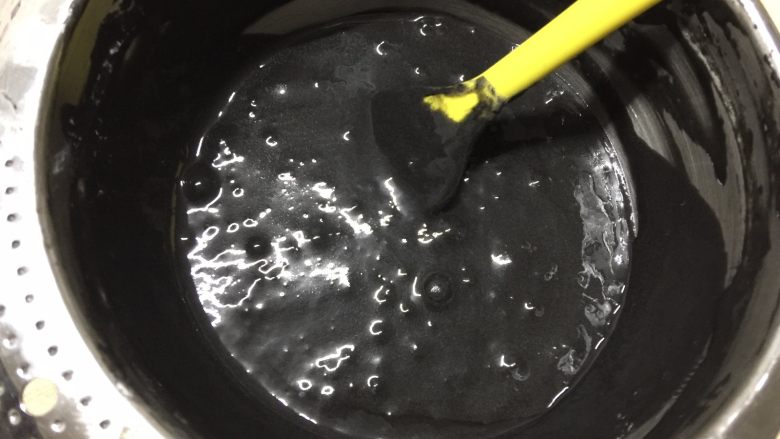 奶油黑杯子,模具内筛入低粉,倒扣取出多余的粉