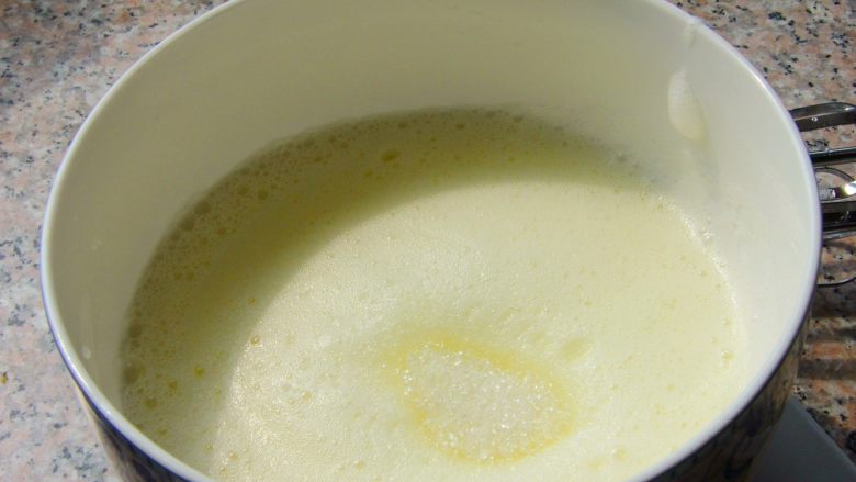 抹茶漩涡蛋糕,7. 蛋白用打蛋器打至粗性发泡,分次加入30克白砂糖。