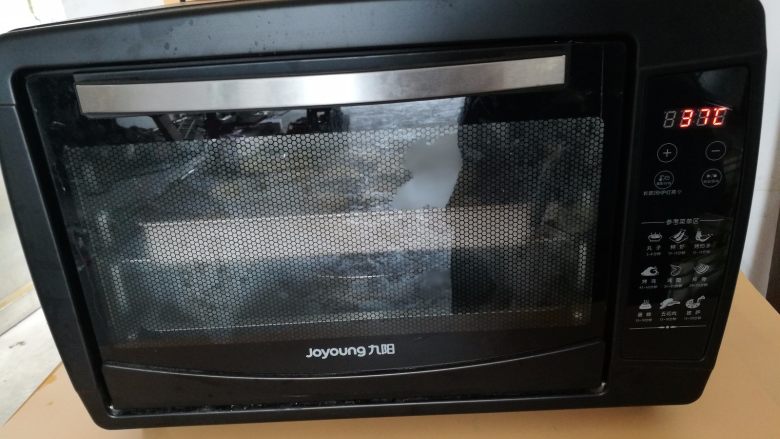 水果鱼面包,11.做好的小鱼面团,放在烤盘,送去烤箱,开37度发酵半小时。