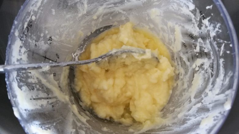 水果鱼面包,12.奶酪隔水软化,加入糖粉,搅拌均匀!奶酪隔水保温,冷了就硬了。