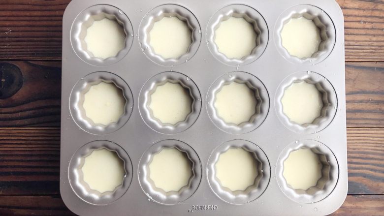 可露丽~~~天使的铜铃, 用学厨的可露丽模具,直接将面糊倒入,没有涂抹黄油,脱模效果也很好.赞一个(温馨提示:新手制作时,面糊不宜加太满,模具7分满即可,因为烘烤中