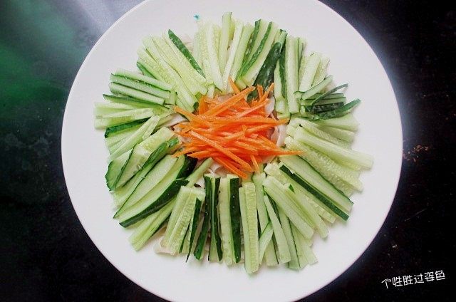 芝麻酱拌面,底部,加一些烫好的<a style='color:red;display:inline-block;' href='/shicai/ 25'>胡萝卜</a>丝作为点缀