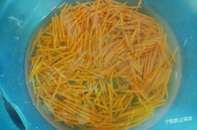 芝麻酱拌面,或萝卜去皮切成丝,用热水篡烫一下捞出待用