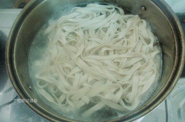 芝麻酱拌面,锅中烧水,水开后下入面,待水再开后,打入一大碗冷水。