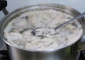 红焖羊排萝卜,泡出血水的羊排放入汤锅中,注入冷水。 大火烧开,用勺子撇去血沫。