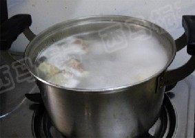红焖羊排萝卜,血沫清理完毕以后,大火烧开,转中火煮至30分钟。