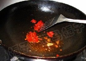 红焖羊排萝卜,起锅,加入油,下入郫县辣酱煸炒
