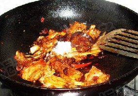 红焖羊排萝卜,加入 <a style='color:red;display:inline-block;' href='/shicai/ 762'>老抽</a> <a style='color:red;display:inline-block;' href='/shicai/ 10588'>糖</a> 葱姜煸炒至上色