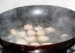 北极虾肉丸萝卜火锅,肉丸全部放完后稍煮一会