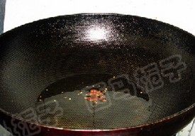 北极虾肉丸萝卜火锅,另起锅,注入油爆香<a style='color:red;display:inline-block;' href='/shicai/ 700'>花椒</a>