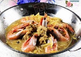 北极虾肉丸萝卜火锅,把萝卜粉丝汤底倒入火锅中,加入肉丸和北极虾继续加热即可