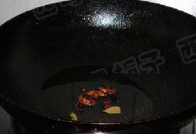 飘香鸡什锦菌菇火锅,锅中放油,煸香调味料