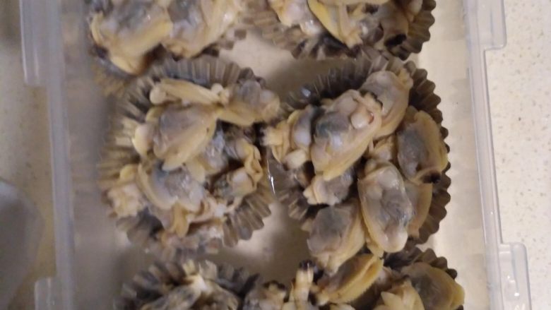 蛤蜊蒸蛋(内涵适合宝宝的吃法),剩余的蛤蜊剥出肉,放入盒子里,要分开存放,再放入冰箱,方便以后可以吃,可以做成:蛤蜊炒菜,海鲜披萨,蛤蜊粥,各类吃法(吃法在制作蛤蜊肉菜谱里