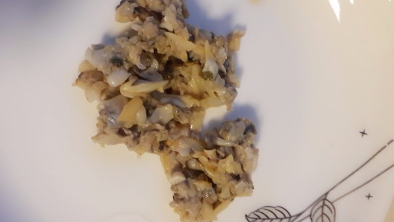 蛤蜊蒸蛋(内涵适合宝宝的吃法),如果你家宝宝还不会吃,或者怕他嚼不烂,就这样抠出蛤蜊肉,切碎,放入蛤蜊水蛋液混合液里蒸即可