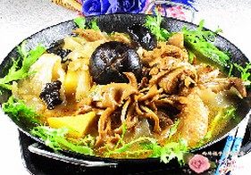 飘香鸡什锦菌菇火锅,将全部食材倒入火锅中。煮至食材熟透,随热随吃