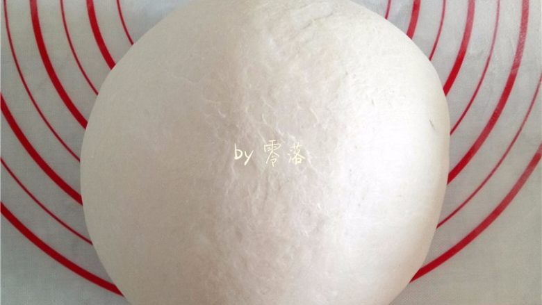 酸辣热干面,揉成一个光滑的面团;盖上保鲜膜,静置片刻;
