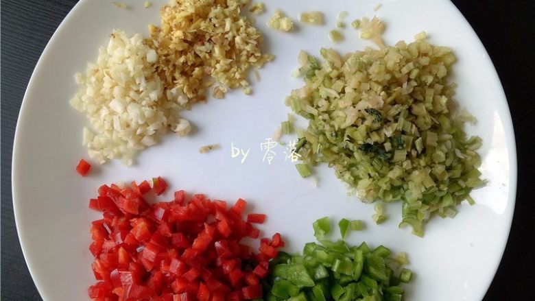 酸辣热干面,老姜,大蒜,大葱、甜椒,青椒,芹菜梗分别切碎;