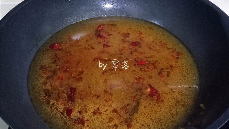 酸辣热干面,放入姜末、蒜末、<a style='color:red;display:inline-block;' href='/shicai/ 788'>生抽</a>、盐,细砂糖,再倒入温开水;