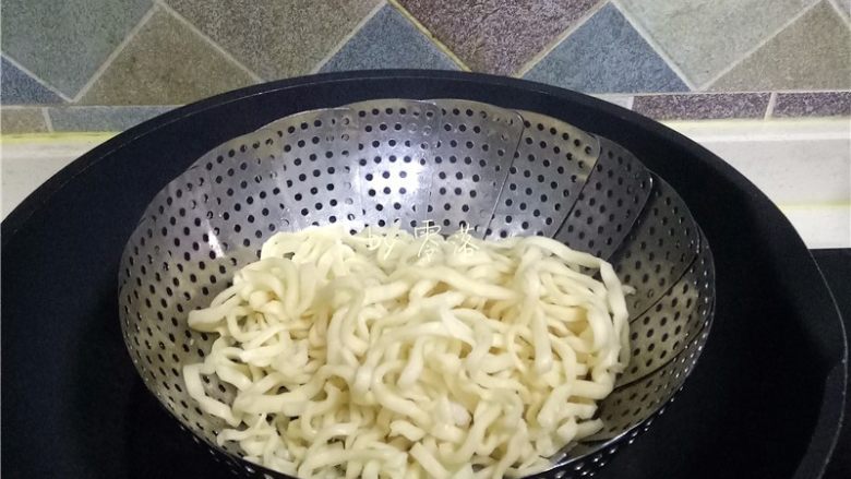 酸辣热干面,开水上锅,将面条蒸熟;